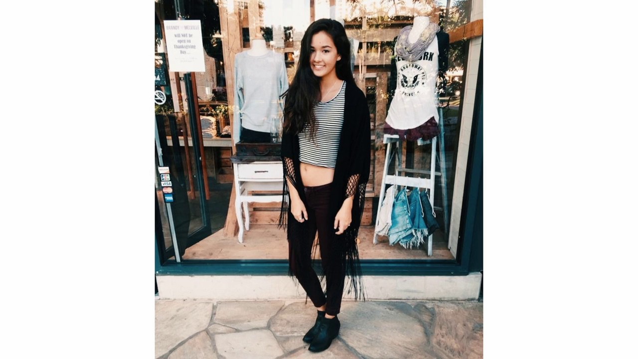 Brandy Hellville & the Cult of Fast Fashion (2024) WEBRip English 720p x264 AVC AAC 2.0.mkv.0001